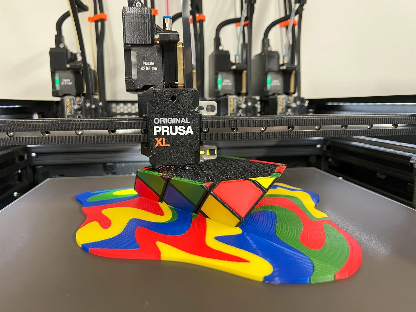 En färgglad 3D-utskrift på byggplattan i vår Prusa XL